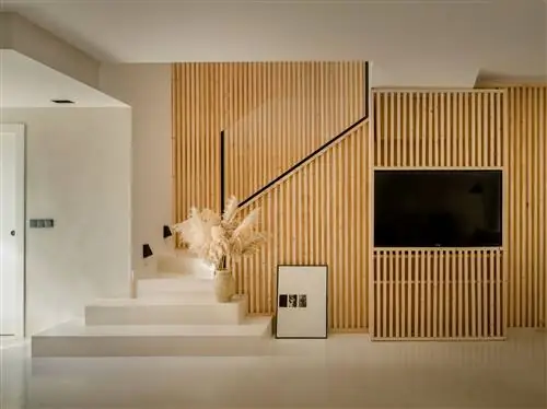 лестница с мраморными ступенями и облицовкой из дерева