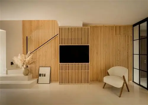 лестница с мраморными ступенями и облицовкой из дерева