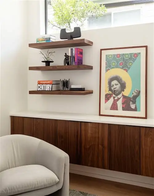 низкий книжный шкаф и деревянные полки в гостиной