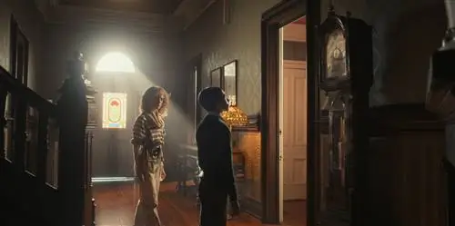 напольные часы в Strangers Things 4, винтажное украшение, воссоздающее 80-е годы