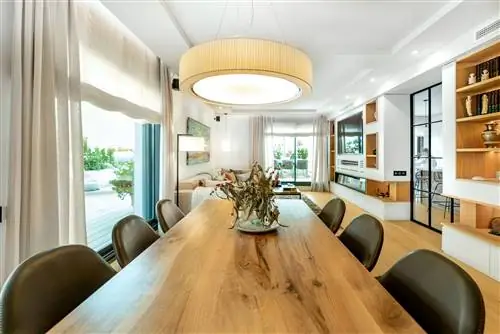 столовая, украшенная деревом и полками, изготовленными по индивидуальному заказу