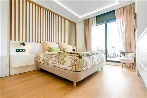 индивидуальное изголовье с деревянными рейками и встроенными тумбочками