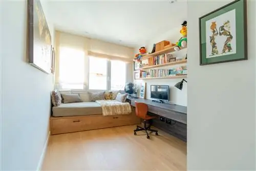 детская комната с раскладушкой и письменным столом