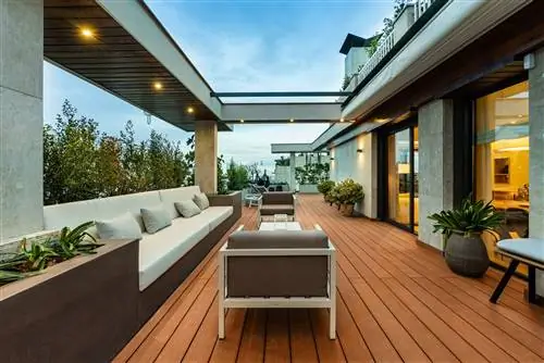 современная терраса с деревянным настилом и зоной отдыха