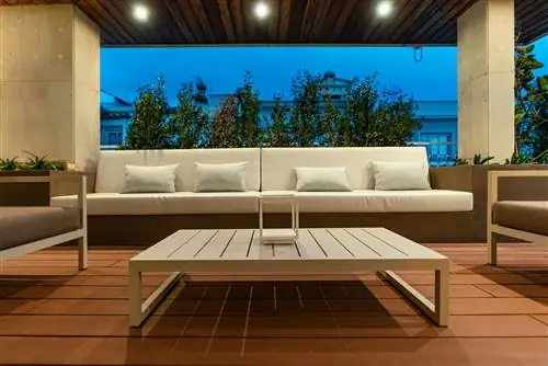 современная терраса с деревянным настилом и зоной отдыха