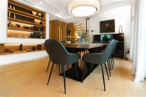 столовая в индустриальном стиле и встроенная дубовая полка со светодиодной подсветкой