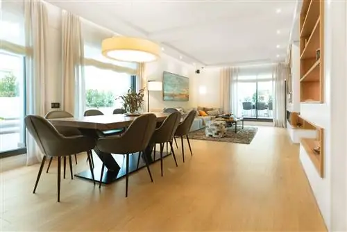 столовая, украшенная деревом и полками, изготовленными по индивидуальному заказу