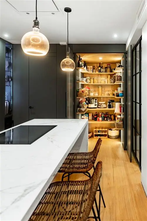 кухня с центральным островом под мрамор и стеклянными раздвижными дверями