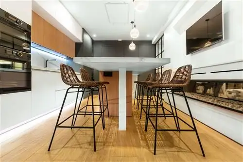 кухня с центральным островом под мрамор и табуретами из волокна