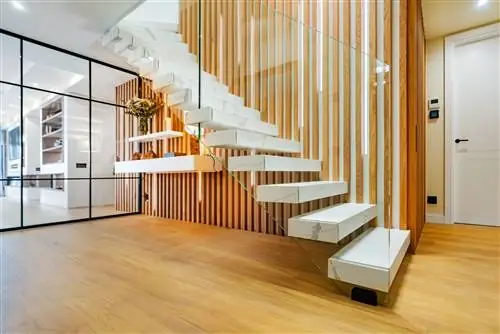 лестница с плавающими мраморными ступенями и стеклянными перилами