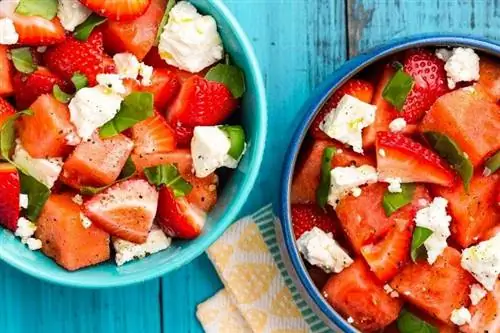 Салат капрезе из клубники и арбуза
