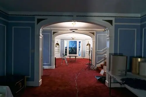 внутри особняка с интерьером, похожим на тот, когда Элвис впервые въехал в 50-е годы