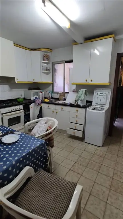 открытая кухня с ретро-дизайном и горчичной плиткой