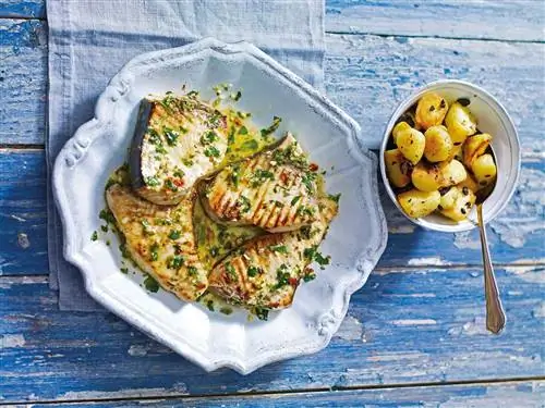 рыба-меч с чесноком, петрушкой и лимонным винегретом