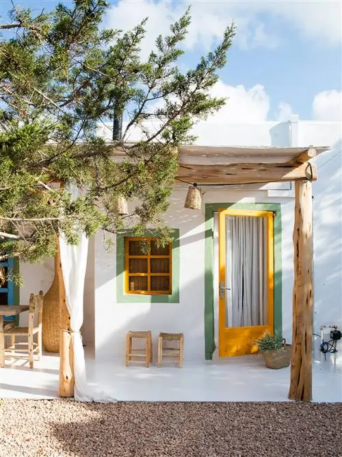 Средиземноморская веранда с табуретами из волокна