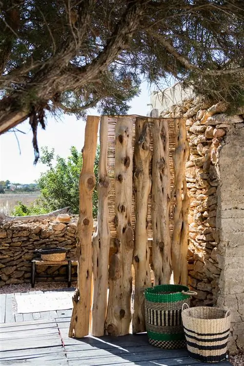 летний душ с панелью из деревянных бревен