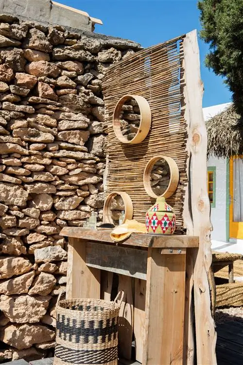 летний душ с панелью из деревянной мебели