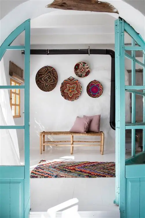 прихожая со скамейкой из ротанга и отделкой стен из волокна