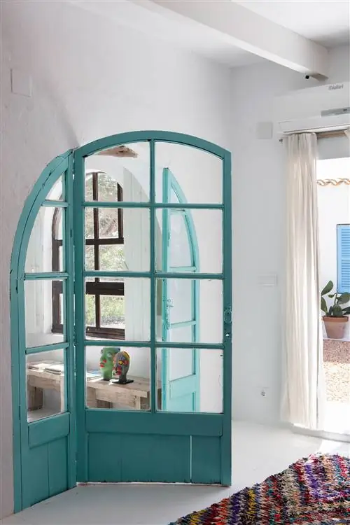 вход с деревянной дверью, окрашенной в бирюзовый цвет