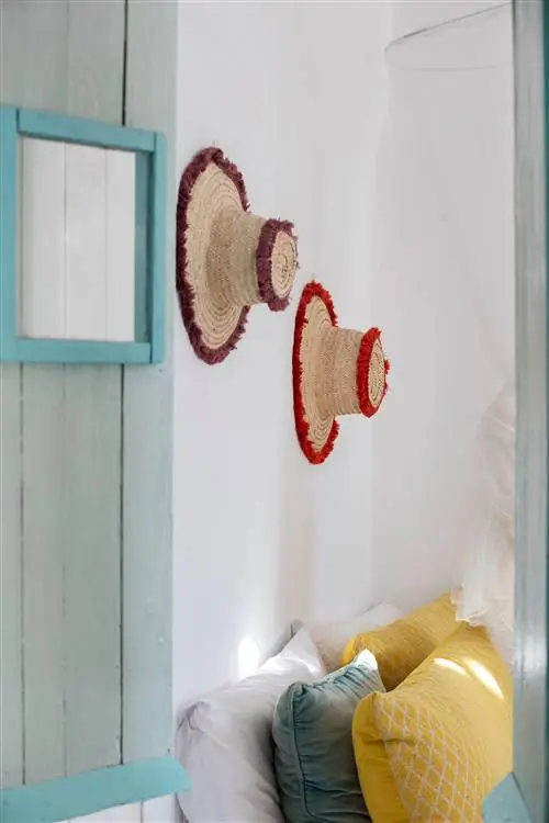 соломенные шляпы как украшение на стену