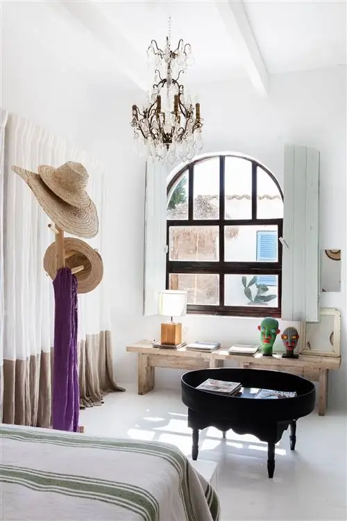 средиземноморская спальня с антикварной мебелью