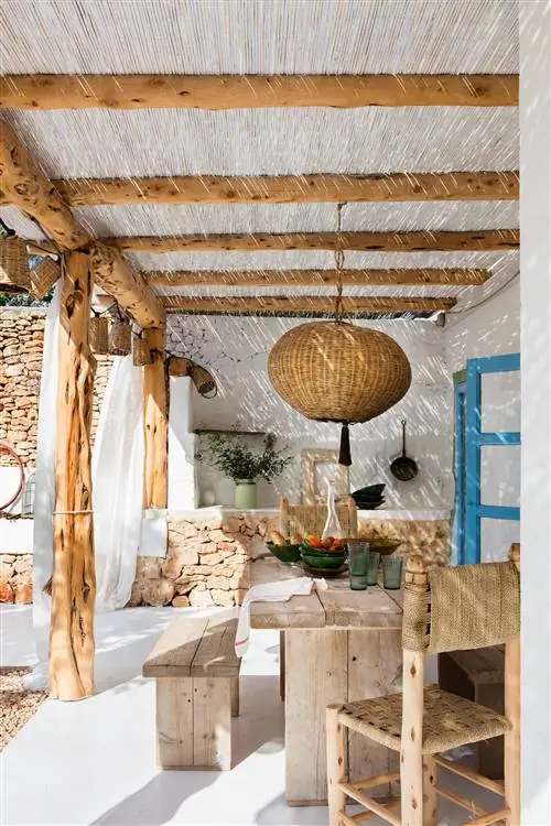 открытая столовая с деревянной мебелью и средиземноморским стилем