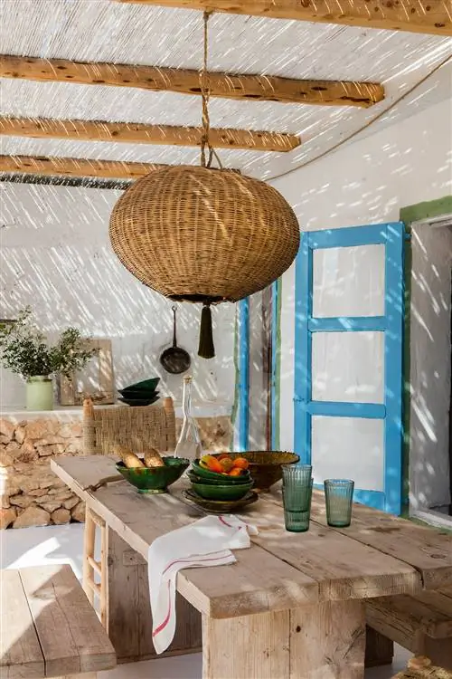 открытая столовая с деревянной мебелью и средиземноморским стилем