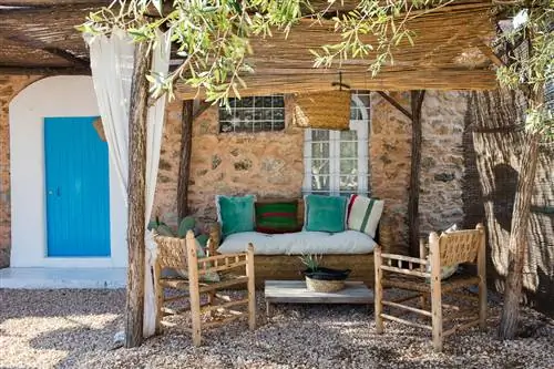 Средиземноморская веранда с мебелью из натурального волокна