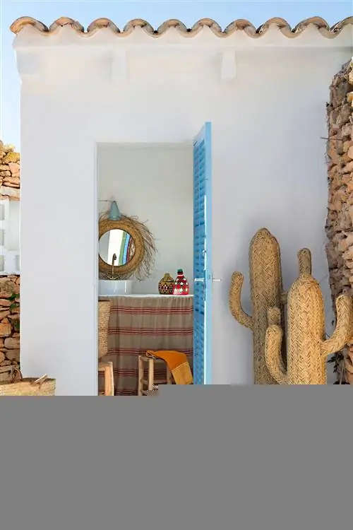 Ванная комната в средиземноморском стиле с волокнистым кактусом