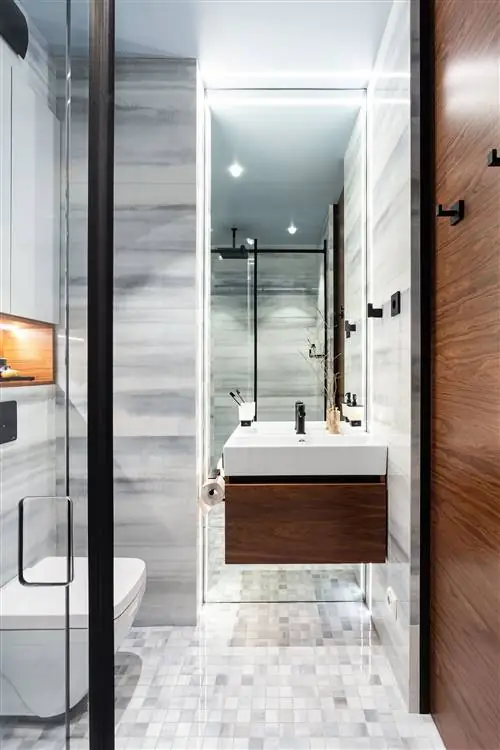 ванная комната с подвесной мебелью и мраморными покрытиями