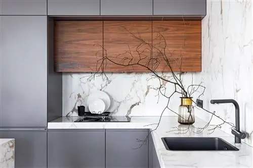 кухня с серыми шкафами и фасадами и мраморной столешницей