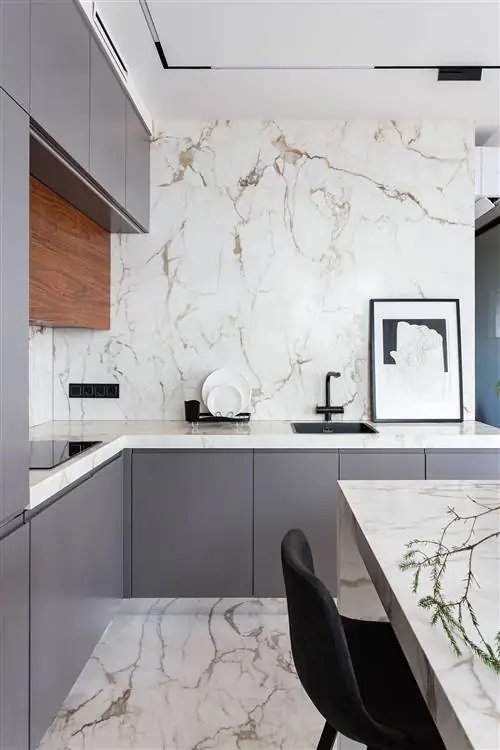 кухня с серыми шкафами и фасадами и мраморной столешницей