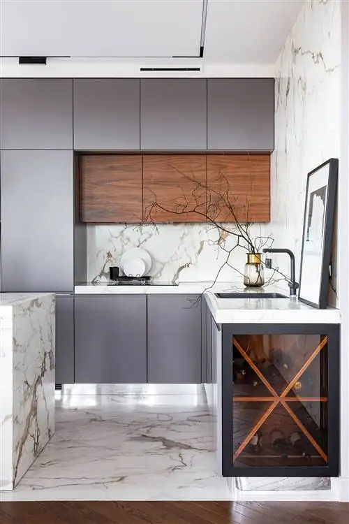 кухня с серыми шкафами и фасадами и мраморной столешницей