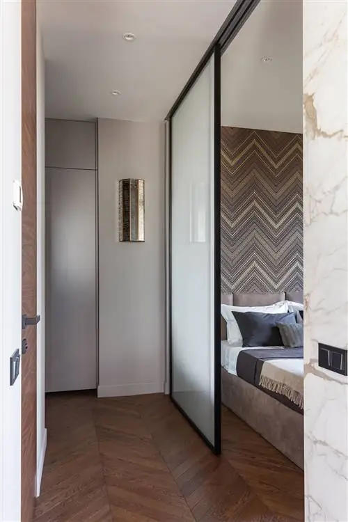 спальня с раздвижной стеклянной дверью