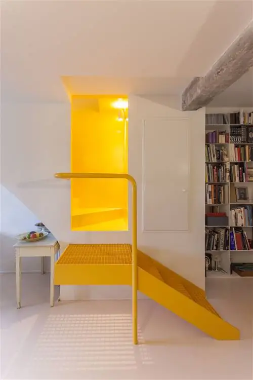 желтая лестница современного дизайна