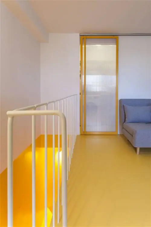 желтая лестница современного дизайна