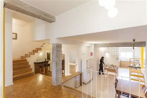 комната с настольным футболом и кухней на заднем плане