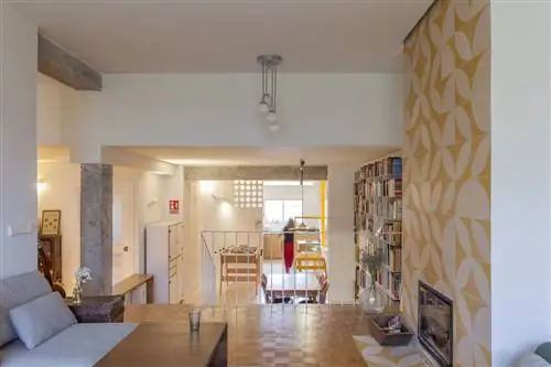 открытая гостиная с камином