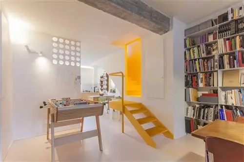 комната с библиотекой и настольным футболом