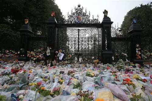 Цветочные дани королеве у Норвичских ворот за пределами поместья Сандрингем