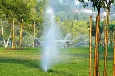 Использование воды спринклерами для газонов