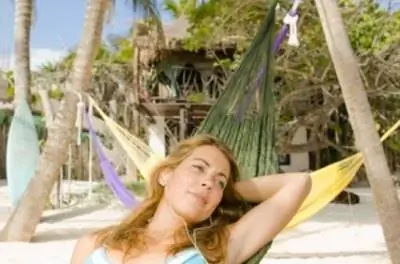 Как повесить гамак между двумя деревьями