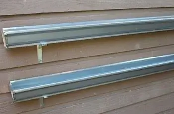 Водосточные желоба, закрепленные на стене