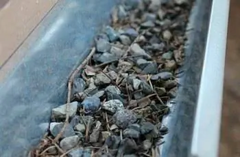 Мелкий гравий в желобе