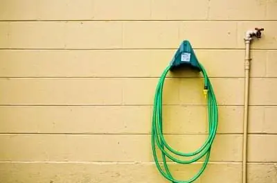 Как установить держатель садового шланга