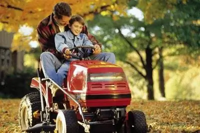 Как снять 38-дюймовую газонокосилку с самоходной косилки John Deere LT155?