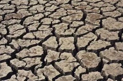 Почему глина впитывает больше воды, чем верхний слой почвы?