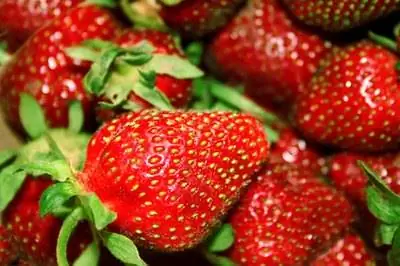 Как удалить семена из клубники