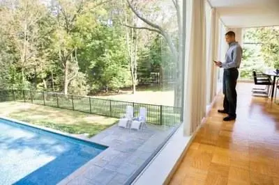 Как удалить пятна от хлорной таблетки в бассейне