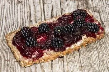 Хлеб с ежевичным джемом и фруктами